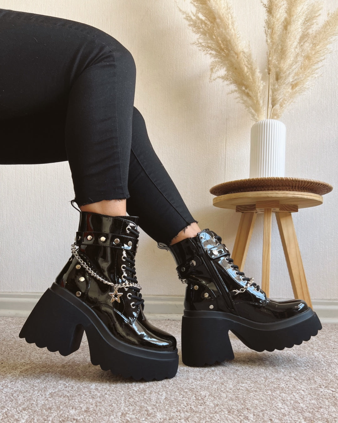 Botin charol cadenas