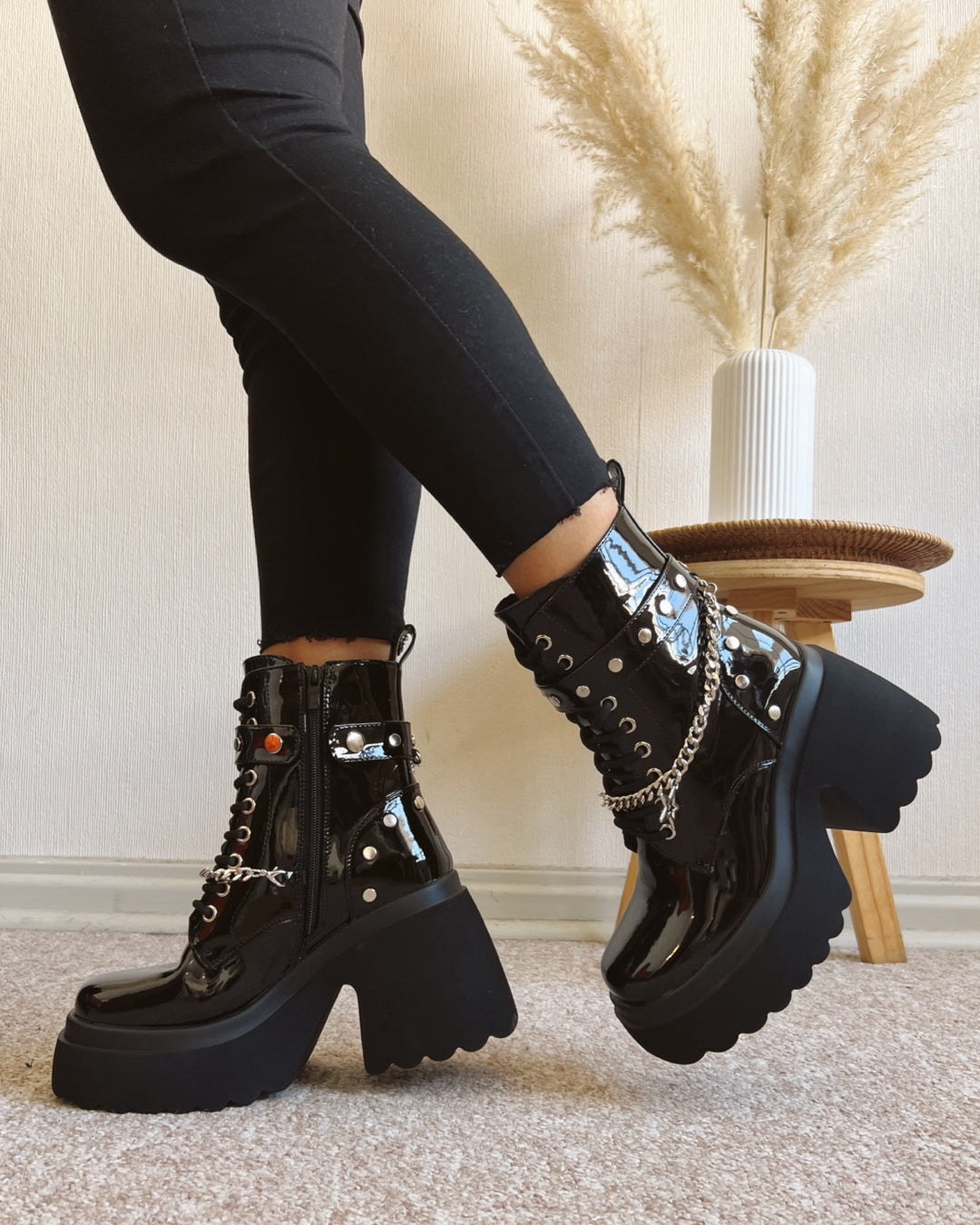 Botin charol cadenas