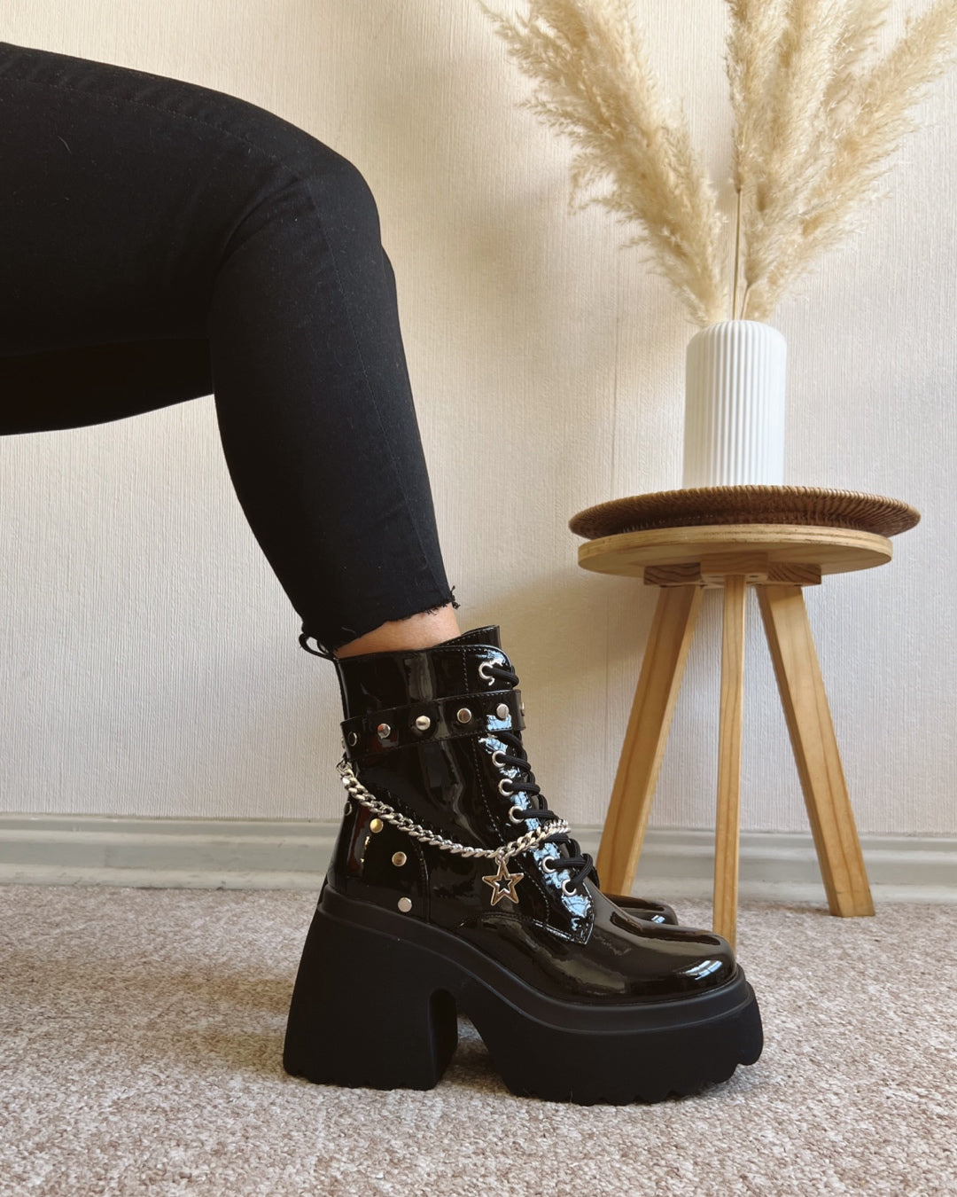 Botin charol cadenas