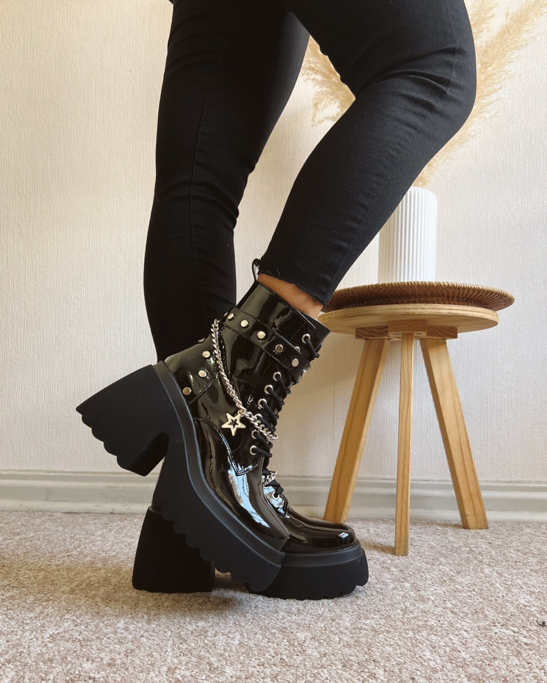 Botin charol cadenas