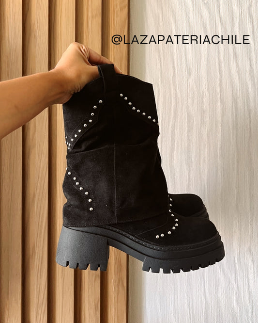 Bota shark tachas gamuza