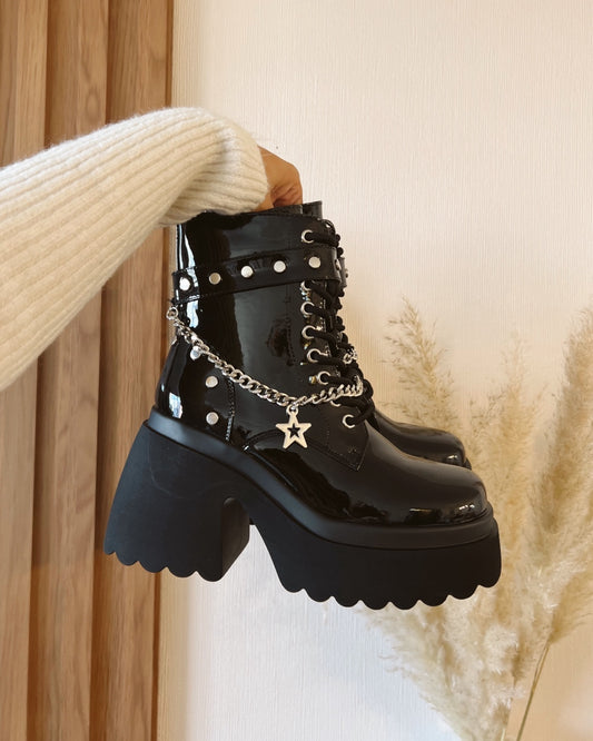 Botin charol cadenas