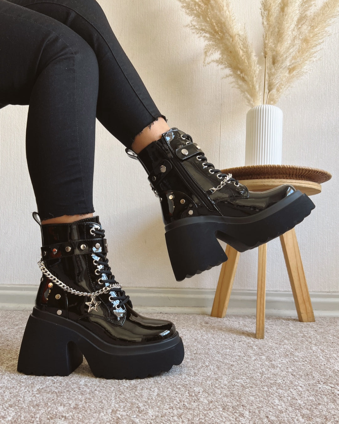 Botin charol cadenas